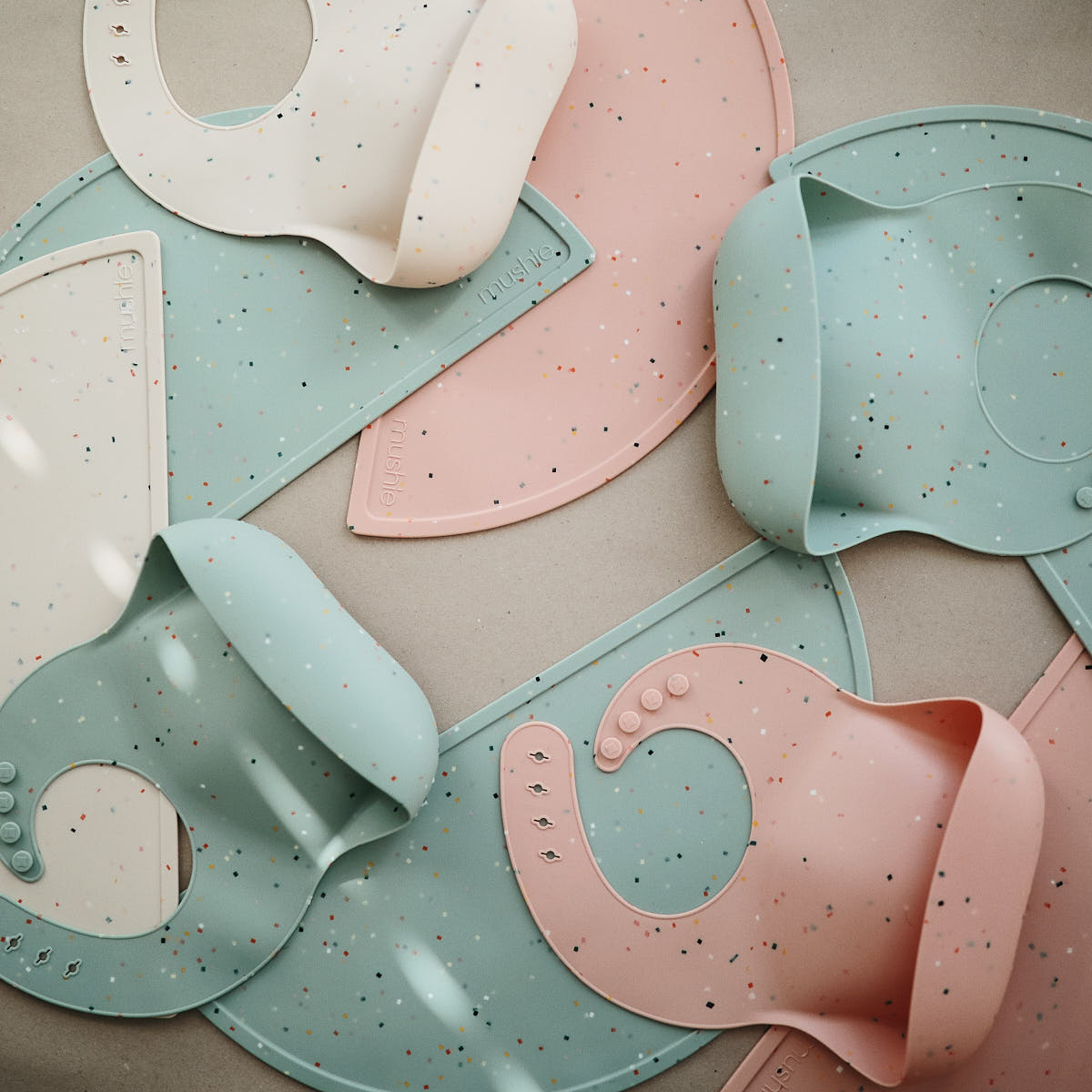 Śliniak silikonowy - Mushie Cambridge Blue Confetti