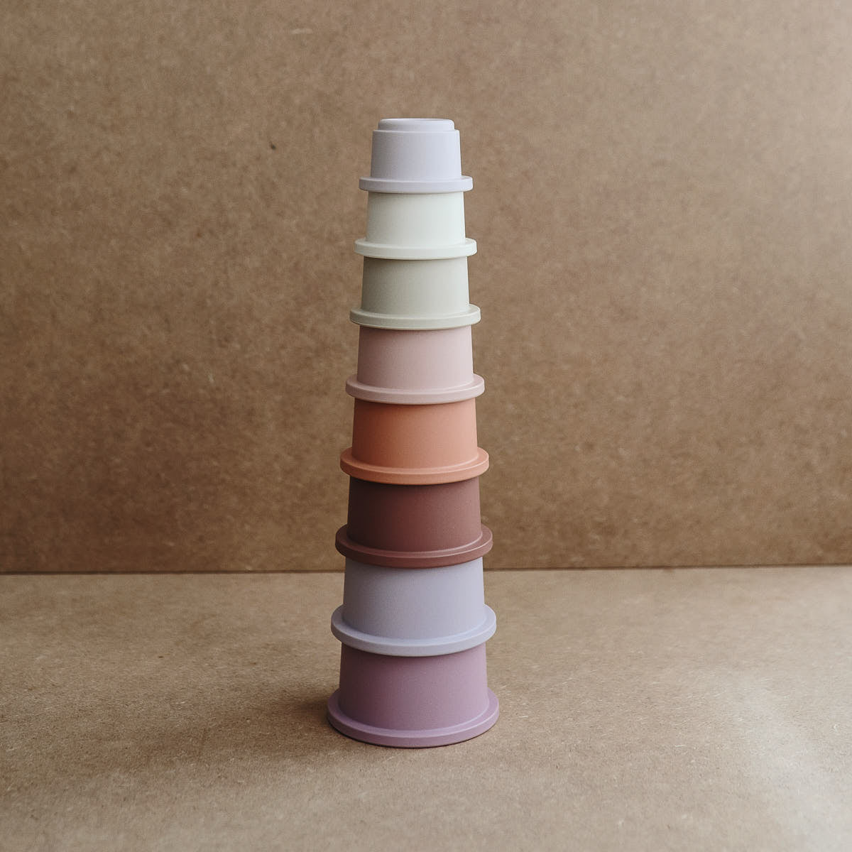 Piramidka Sensoryczna Kubeczki Stacking Cups - Mushie Petal