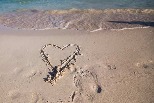 na play na piasku jest narysowane serce 