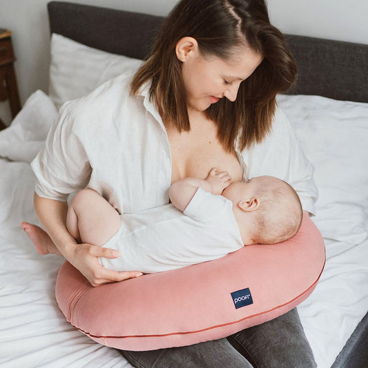Mama karmi piersią niemowlaka na poduszce do karmienia Poofie