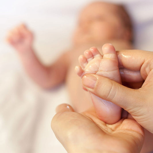 stopa małego dziecka podczas pielęgnacji