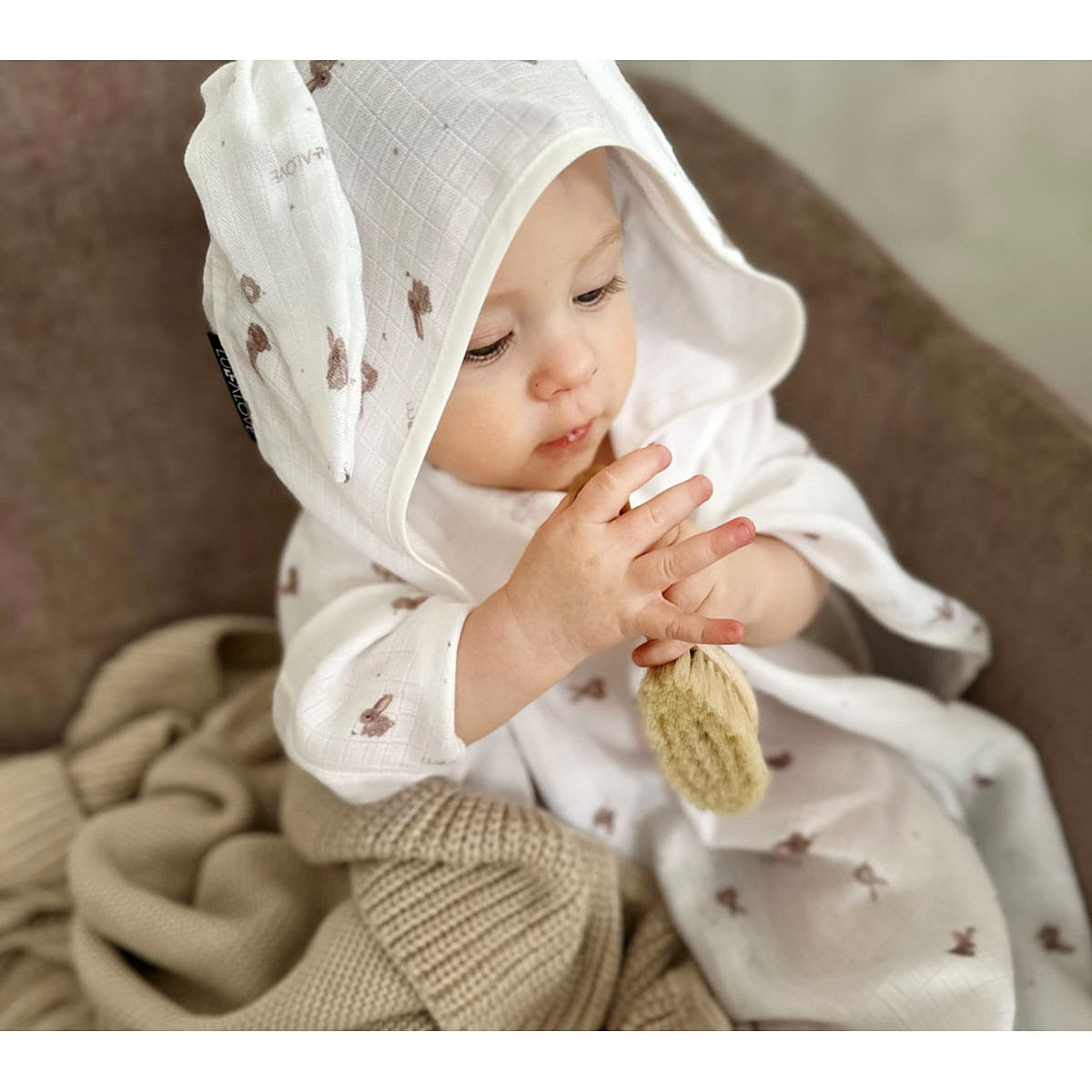 Miękka szczotka z włosia koziego z myjką - Lullalove beżowe króliczki