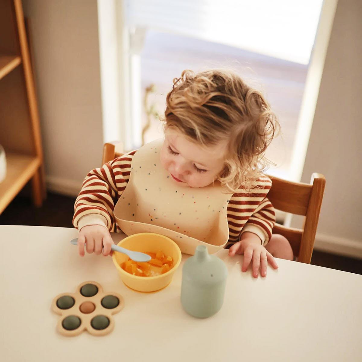 Śliniak silikonowy - Mushie Vanille Confetti