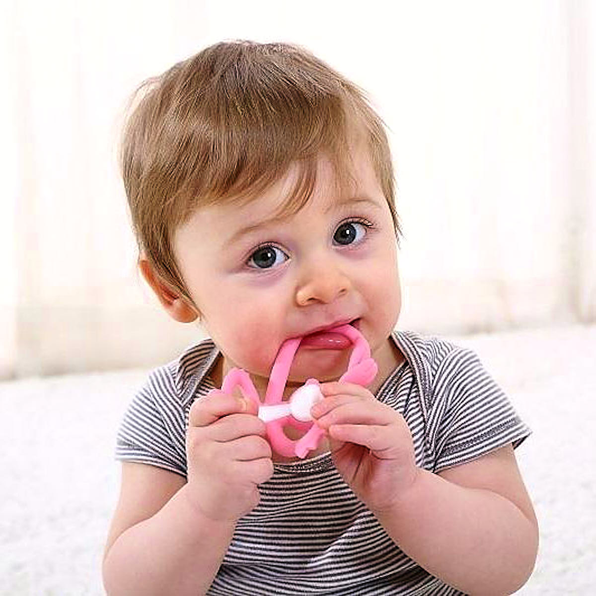 Gryzak dla niemowlaka - Zabawka Małpka - Mombella Pink