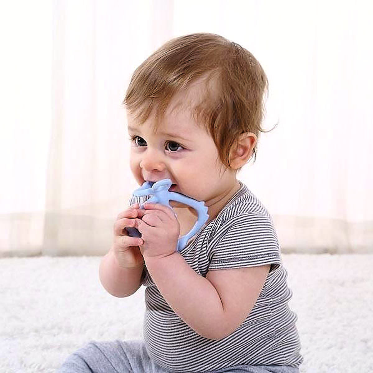 Gryzak dla niemowlaka - Zabawka Małpka - Mombella Light Blue