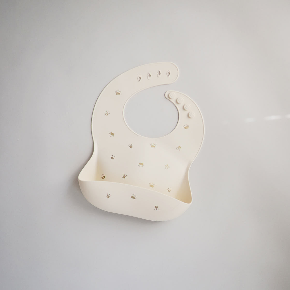 Śliniak silikonowy - Mushie Crowns