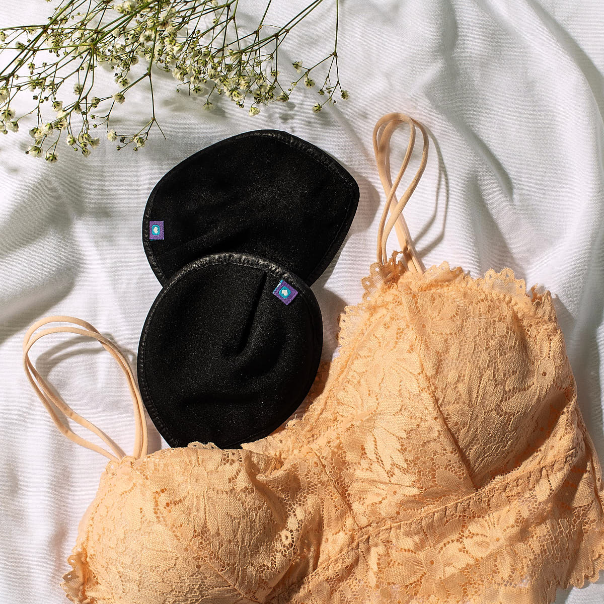 Wkładki laktacyjne wielorazowego użytku w kolorach jasnoróżowym i czarnym - Lansinoh