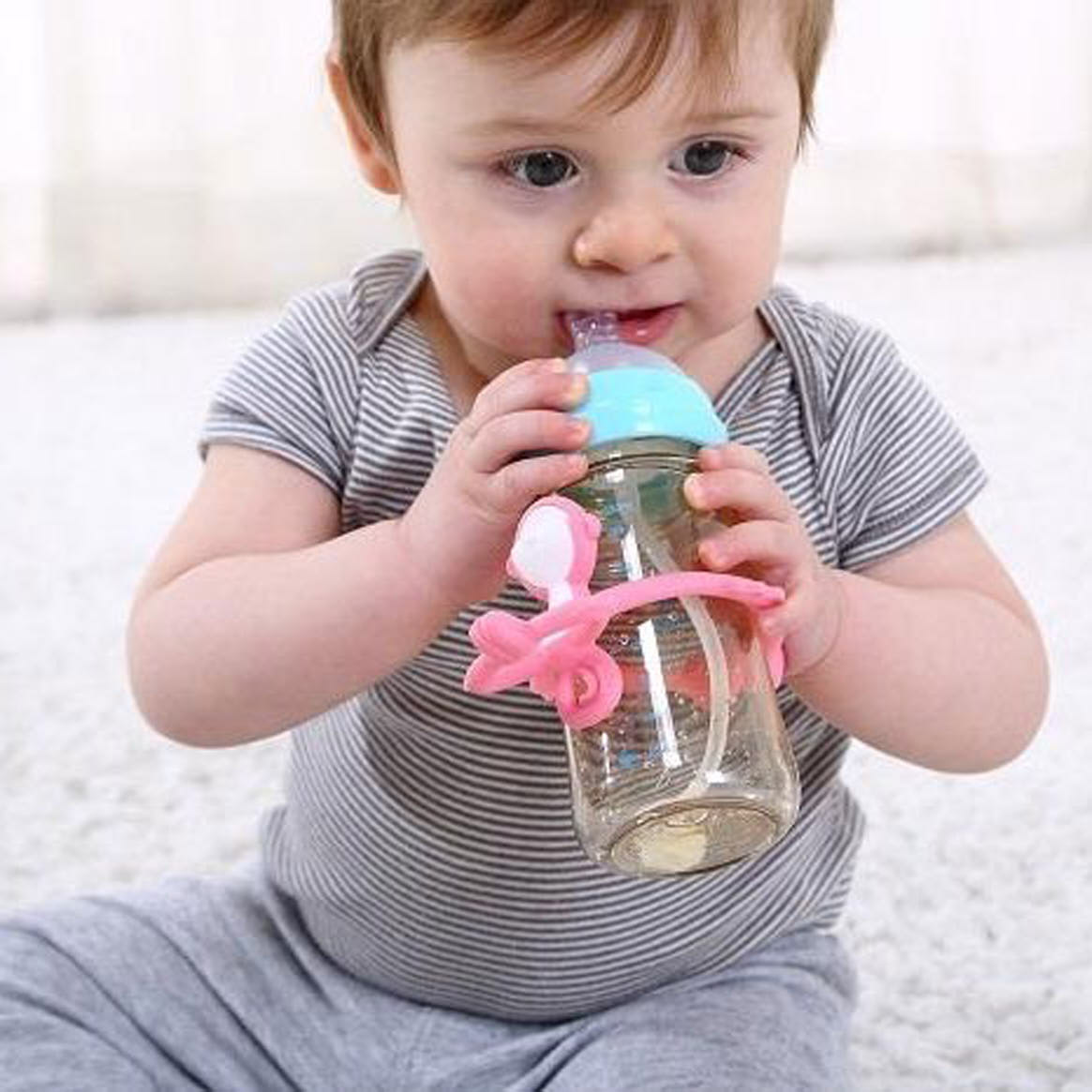 Gryzak dla niemowlaka - Zabawka Małpka - Mombella Pink