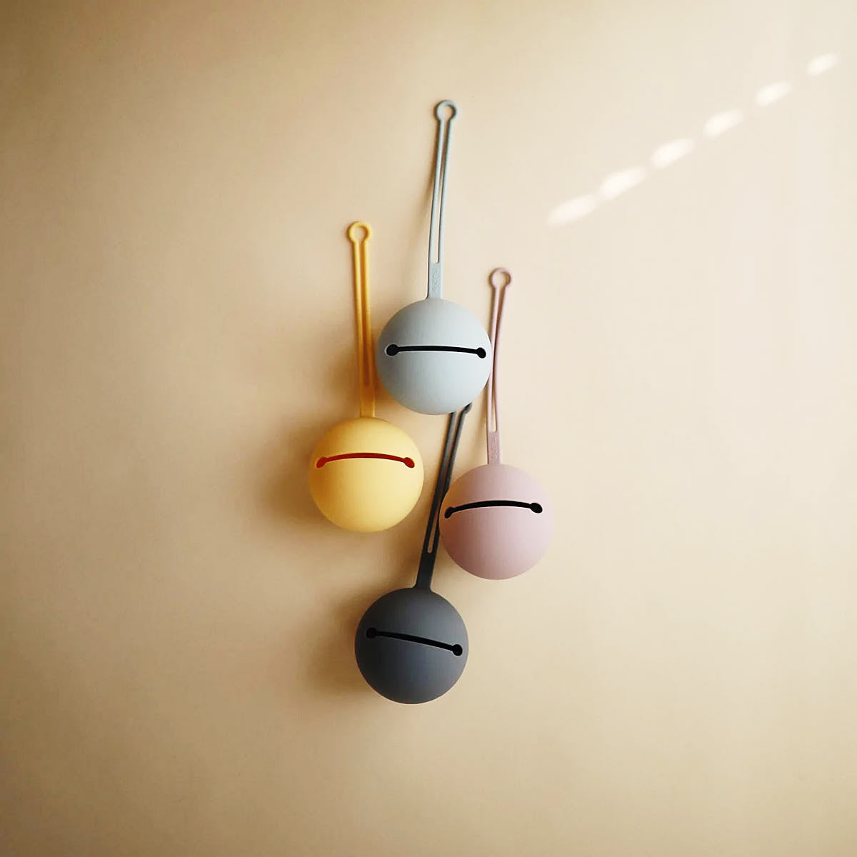 Mushie - Etui na smoczek Kula Ball Stone