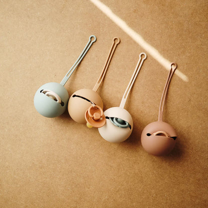 Mushie - Etui na smoczek Kula Ball Cambrige Blue