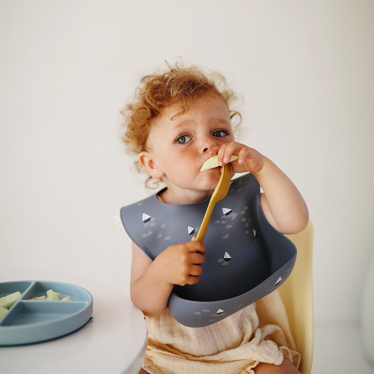 Śliniak silikonowy - Mushie Boats