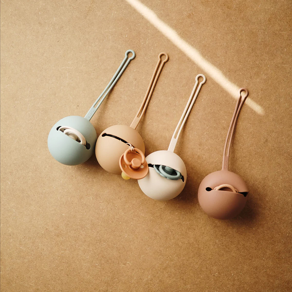 Mushie - Etui na smoczek Kula Ball Natural