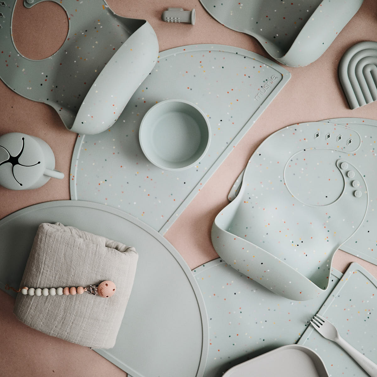 Śliniak silikonowy - Mushie Cambridge Blue Confetti