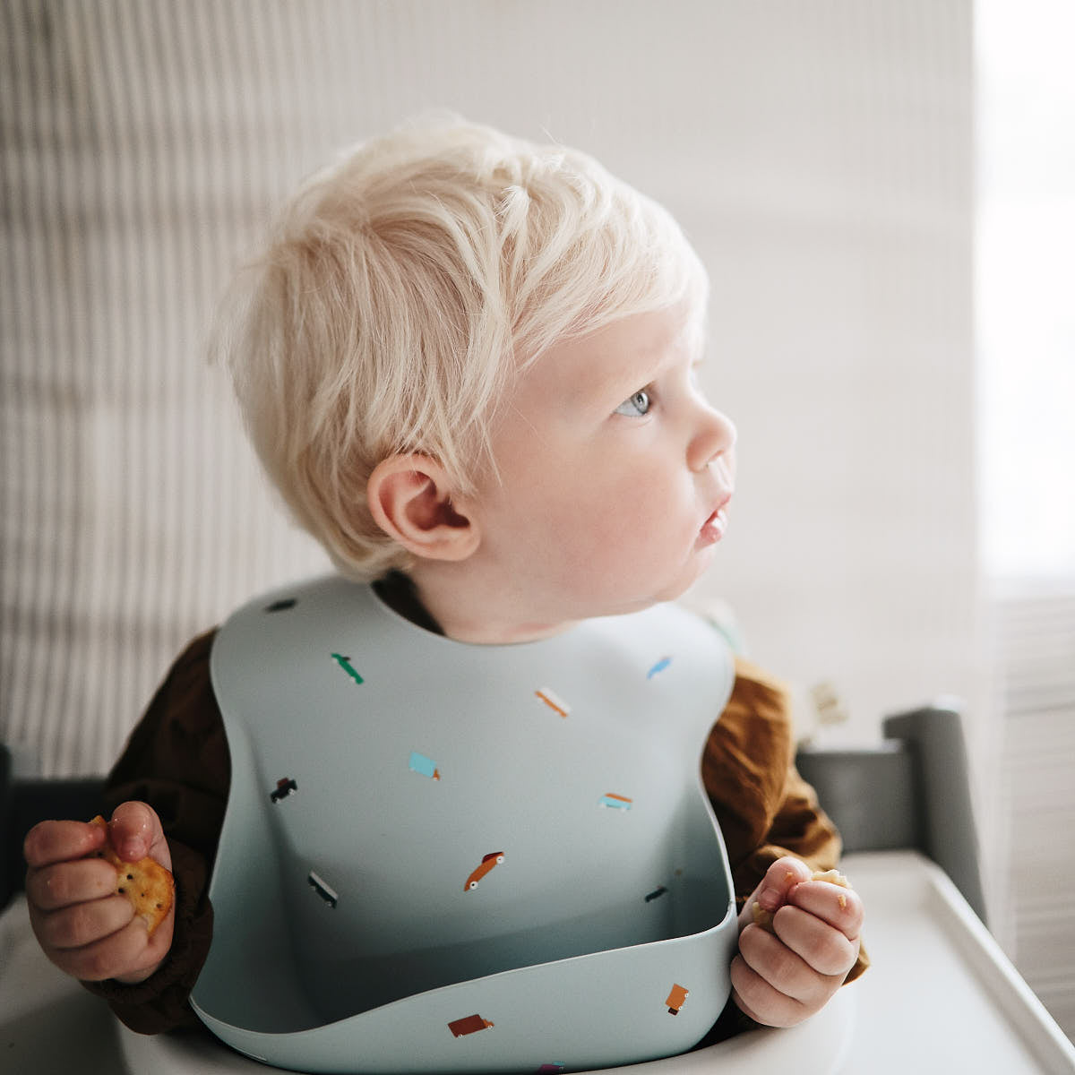 Śliniak silikonowy - Mushie Retro Cars