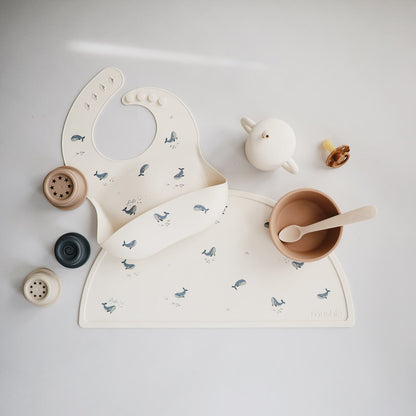 Śliniak silikonowy - Mushie Wielorybki