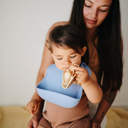 Śliniak silikonowy - Mushie Powder Blue