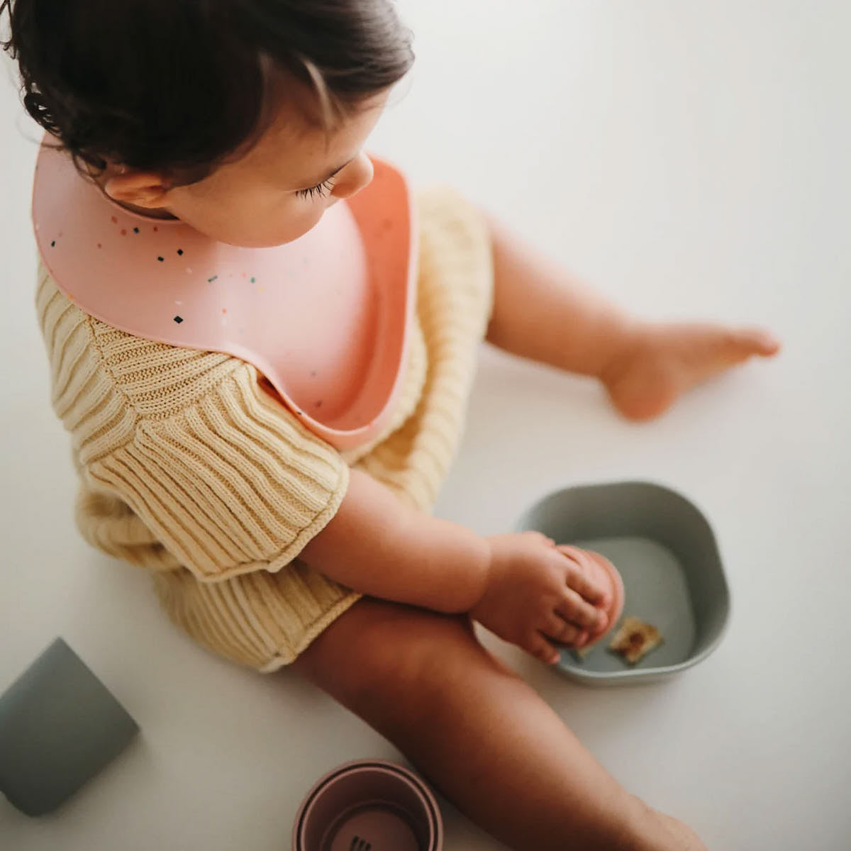 Śliniak silikonowy - Mushie Powder Pink Confetti