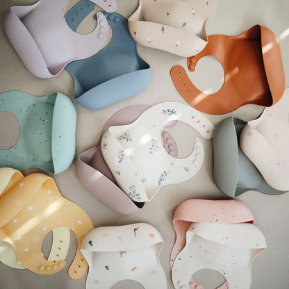 Śliniak silikonowy - Mushie Warm Taupe