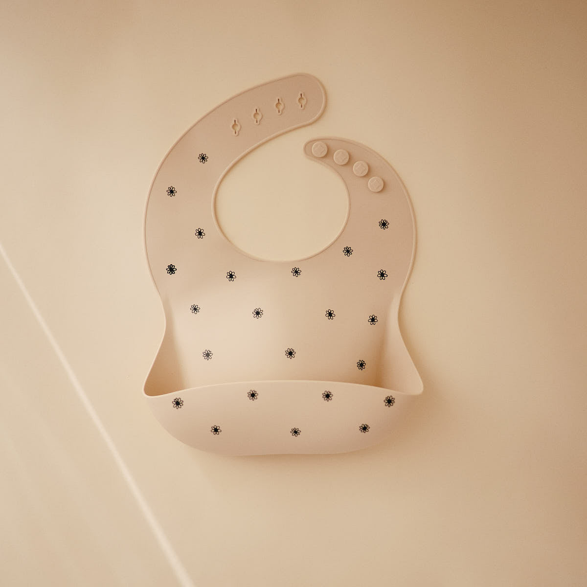 Śliniak silikonowy - Mushie Black Daisy