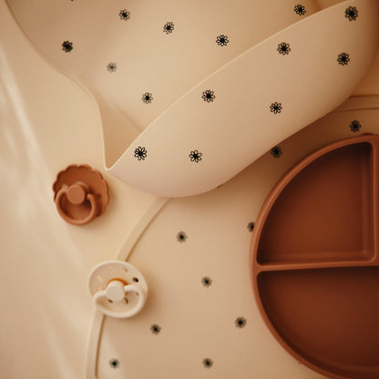 Śliniak silikonowy - Mushie Black Daisy