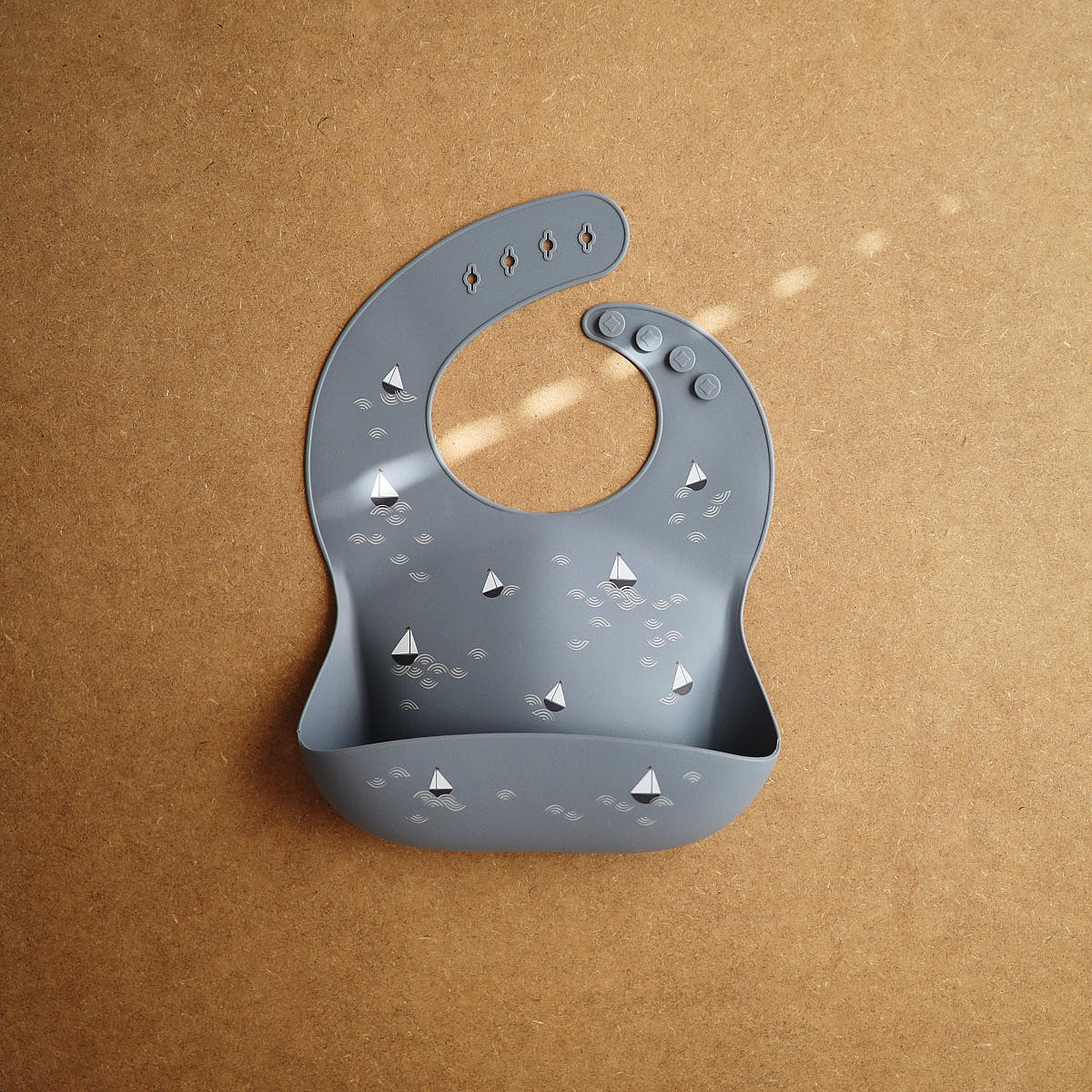 Śliniak silikonowy - Mushie Boats