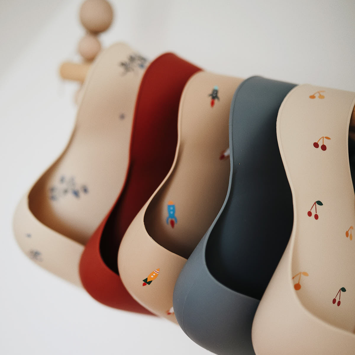 Śliniak silikonowy - Mushie Cherries