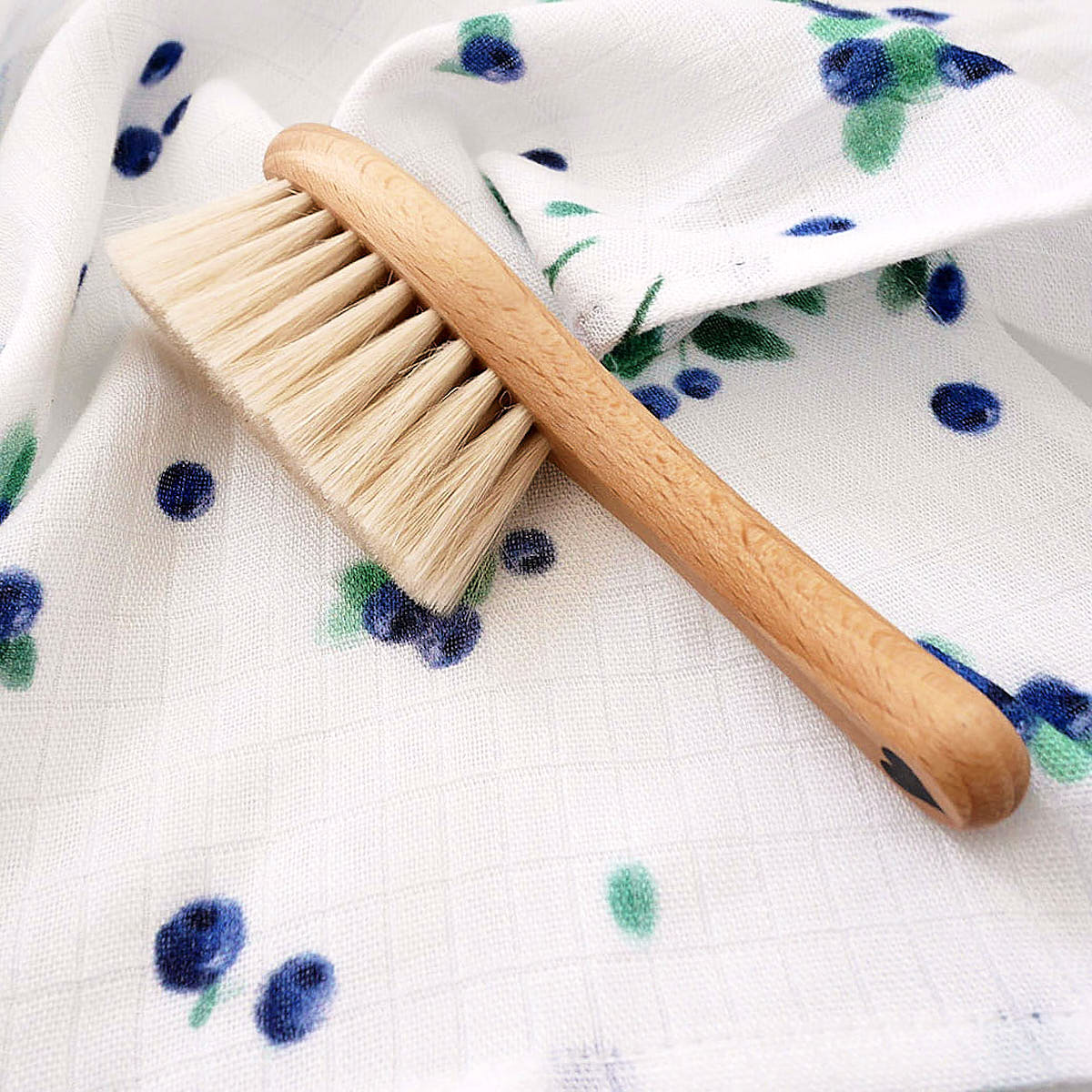 Miękka szczotka z włosia koziego z myjką - Lullalove jagódki