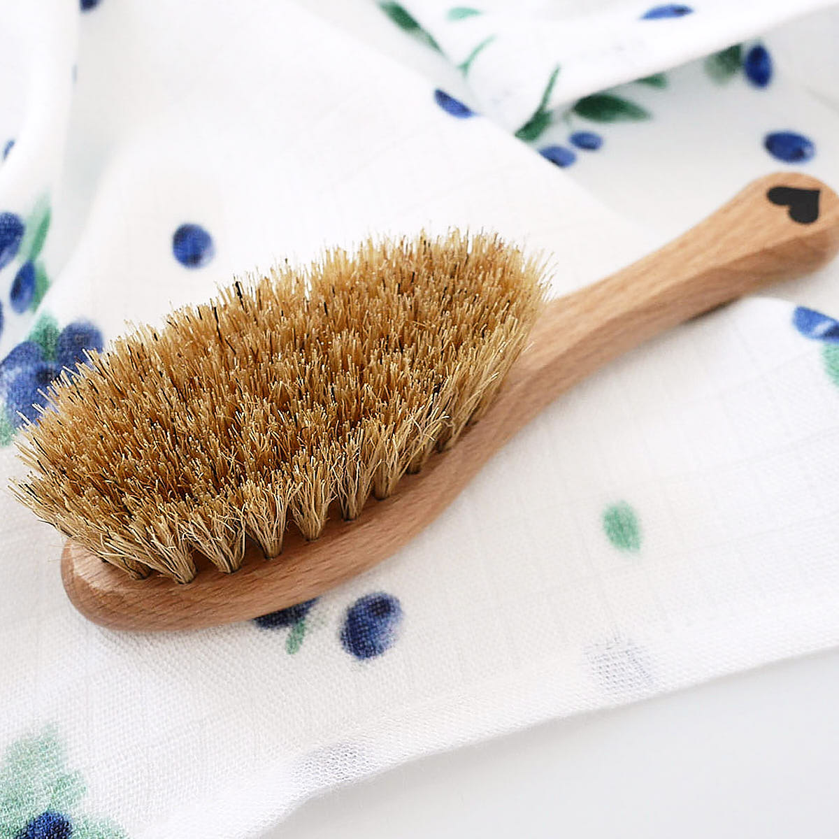 Szczotka na ciemieniuchę z myjką - Lullalove jagódki