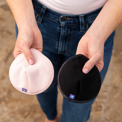 Wkładki laktacyjne wielorazowego użytku w kolorach jasnoróżowym i czarnym - Lansinoh