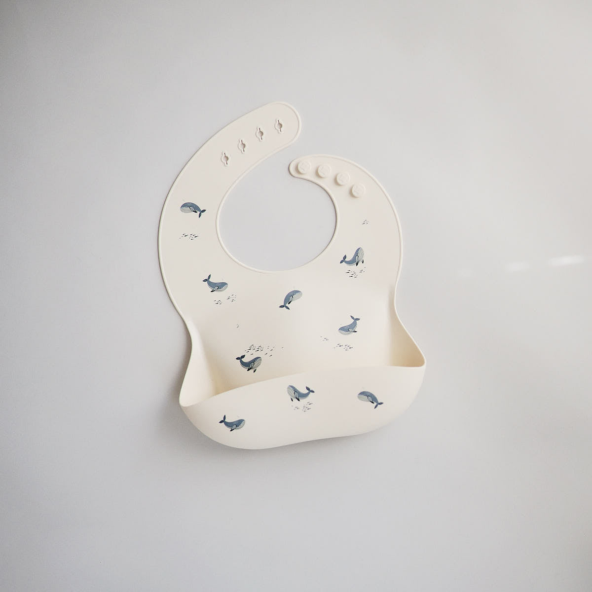 Śliniak silikonowy - Mushie Wielorybki